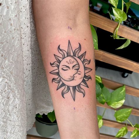 tatuajes de sol y luna en el brazo